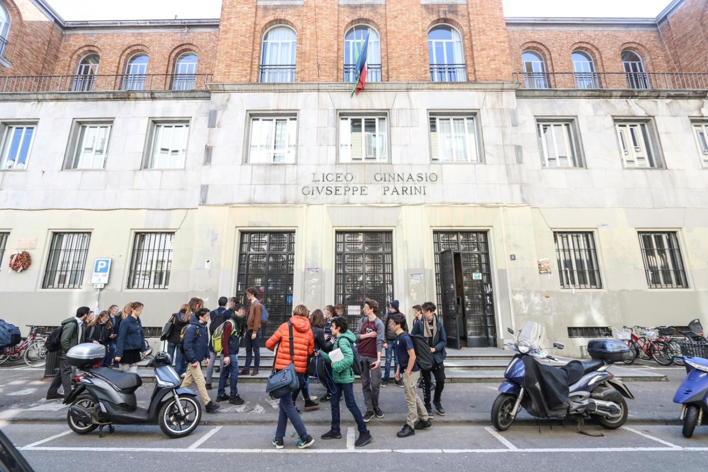 Zone vietate ai migranti a Calolziocorte. È polemica: “In Italia torna l’apartheid”