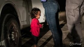 Bimba che piange al confine tra Usa e Messico, è la foto dell’anno
