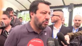 Immondizia a Roma, Salvini attacca Raggi: “Ci vuole uno scienziato per portarla via?”