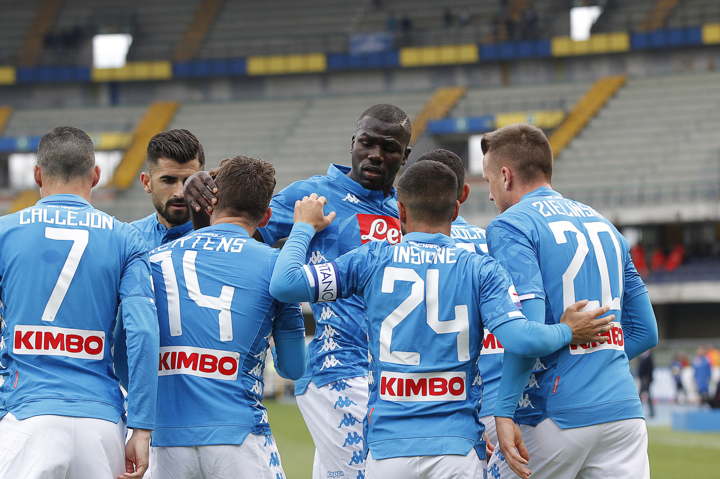 Serie A, Napoli spedisce Chievo in B e rimanda festa scudetto Juve
