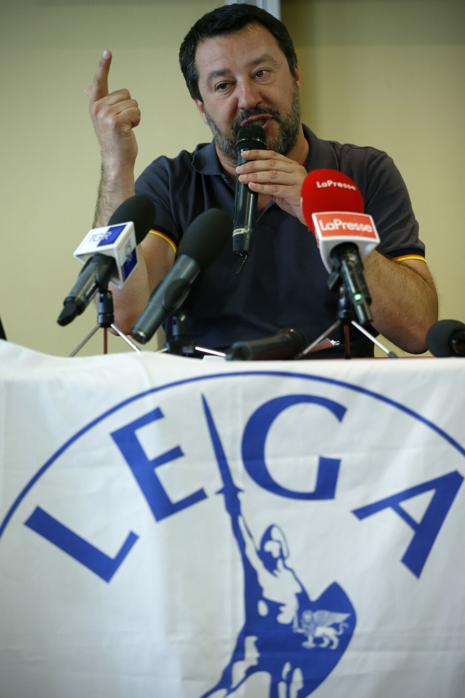 Sicurezza, Salvini: “A giugno taser a forze ordine”. E sfida Di Maio: “Cambiato idea?”