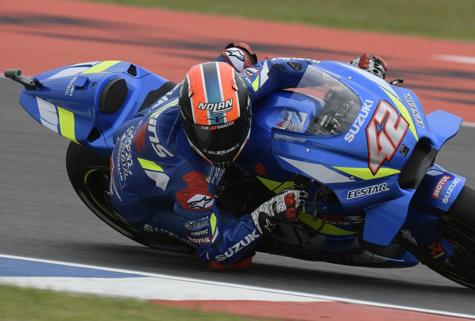 Moto Gp, ad Austin cade Marquez, ma trionfa la Suzuki di Rins davanti a Rossi