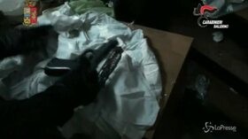 Maxi operazione a Salerno: il video del ritrovamento di armi e droga