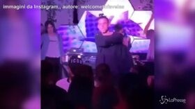 Gli spettatori lo insultano, Young Signorino lancia il microfono e abbandona il palco