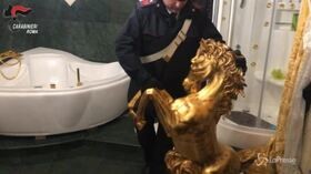 Casamonica, gioielli, orologi e un cavallo dorato in casa degli arrestati