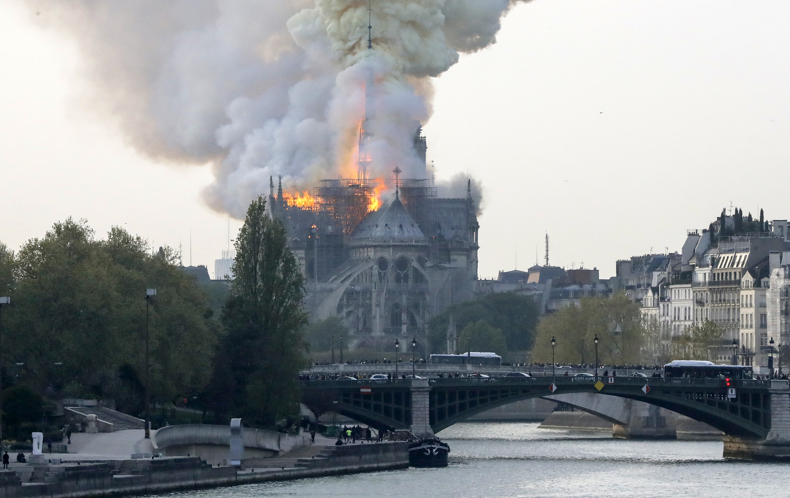 Parigi, un incendio devasta Notre Dame: crollata la guglia e tre quarti del tetto della cattedrale. Macron: “Brucia una parte di noi”