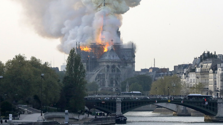 Parigi, un incendio devasta Notre Dame: crollata la guglia e tre quarti del tetto della cattedrale. Macron: "Brucia una parte di noi"