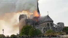 Notre-Dame, le immagini della cattedrale in fiamme