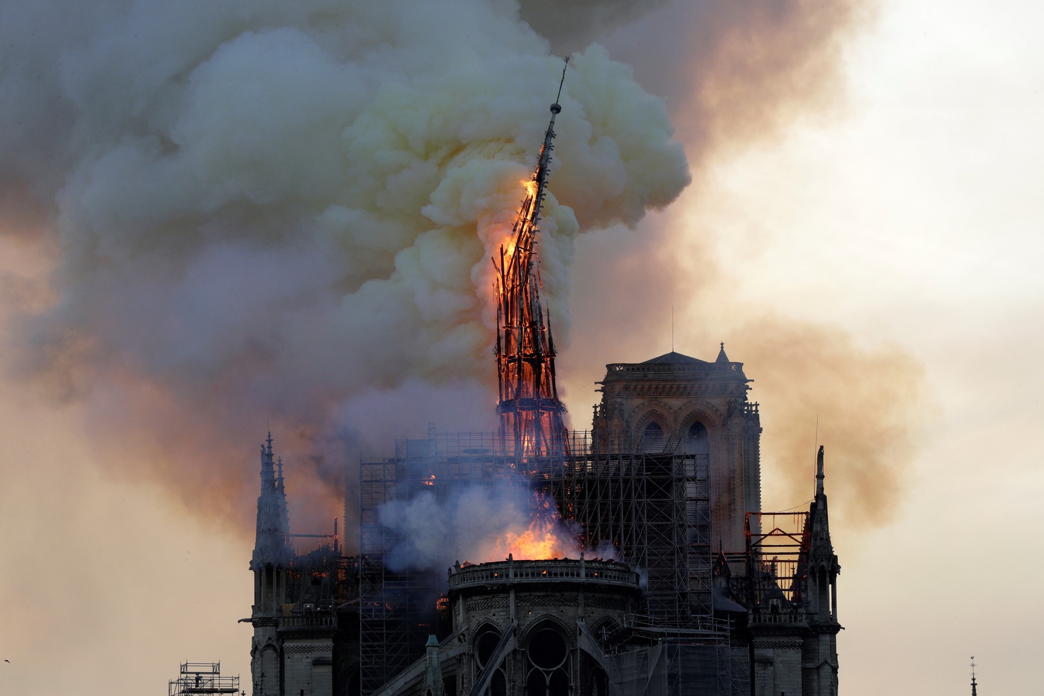 Parigi, il crollo della guglia di Notre-Dame: era alta 93 metri