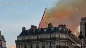 Rogo di Notre Dame, il momento in cui crollano la guglia e il tetto