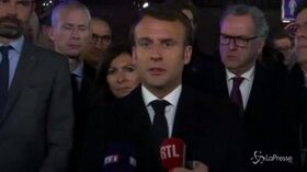 Macron promette: “Notre-Dame sarà ricostruita”