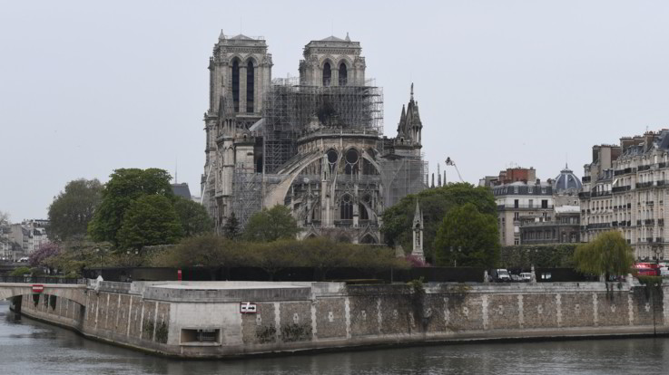 Notre-Dame, Macron: "5 anni per ricostruirla". Le prime donazioni superano i 600 milioni