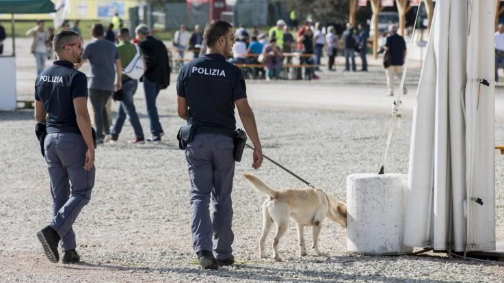 Reggio Calabria, violentano a turno una 18enne sulla spiaggia: arrestati tre giovani