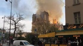 Notre-Dame, dalle prime fiamme all’incendio domato: l’evoluzione del rogo