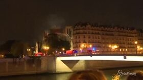 Notre-Dame, gli applausi dei parigini ai vigili del fuoco