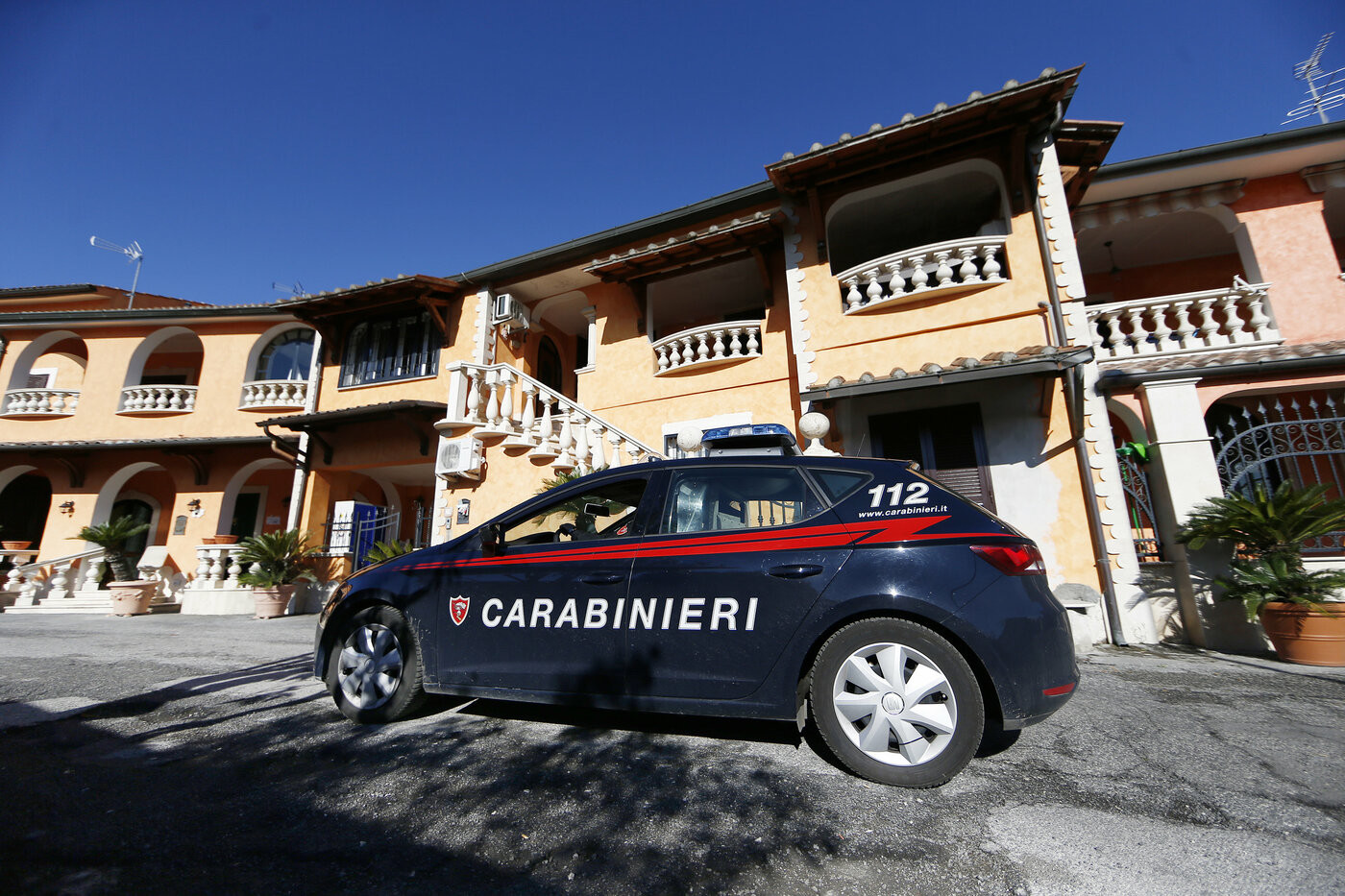 Ancora un femminicidio: donna uccisa a coltellate a Cassano Jonico