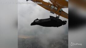 In tuta alare sopra l’aeroplano: show tra i cieli del Portogallo