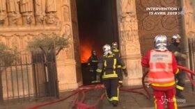 Notre-Dame, nell’inferno di fuoco assieme ai pompieri