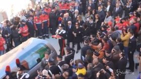 Funerali carabinieri ucciso, gli applausi al passaggio del feretro