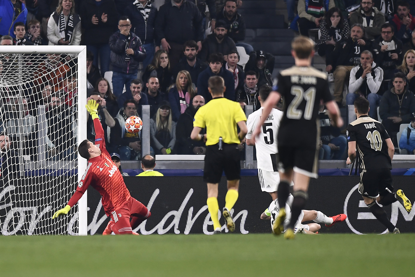 Juve-Ajax, le pagelle. Lancieri tutti bravi. Bianconeri: si salvano Szczesny e Cr7