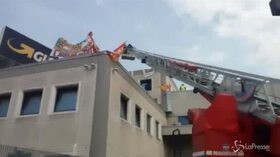 Piacenza, la protesta dei facchini sul tetto dello stabilimento Gls