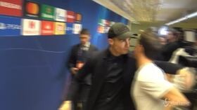 Juve-Ajax, Ronaldo passa in zona mista dopo la sconfitta