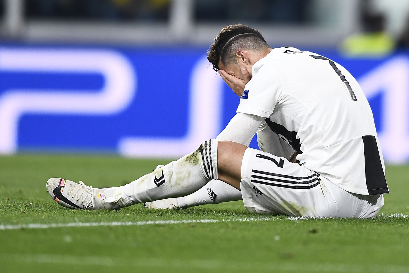 Juve via dalla Champions, la stampa europea celebra l’Ajax: “De Ligt manda fuori Ronaldo”