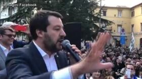 Salvini fischiato a Perugia: “Avete rotto le palle”