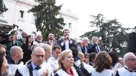 Salvini: “Fare il dito medio non è educato”