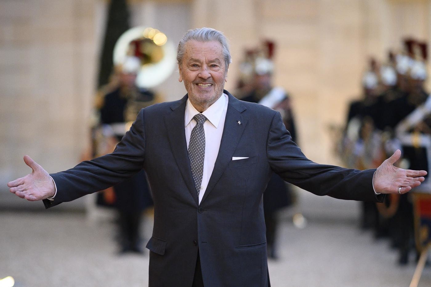 Cannes premia Alain Delon, Palma d’oro alla carriera a ‘faccia d’angelo’