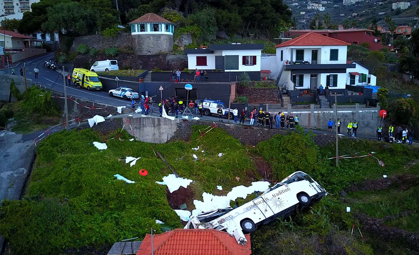 Portogallo, bus turistico si ribalta sull’isola di Madeira: 29 morti