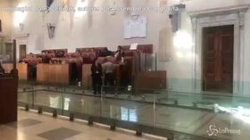 Bagarre in Campidoglio dopo le accuse di Bagnacani alla Raggi