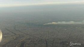 Parigi, l’incendio di Notre-Dame visto dall’aereo in volo