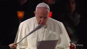 Via Crucis, Papa: “Porte chiuse ai migranti per calcoli politici”