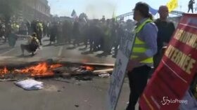 Parigi, 23esimo weekend di proteste per i gilet gialli: a fuoco i cassonetti