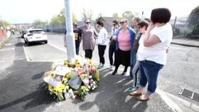 Irlanda del Nord, fiori e candele in memoria della giornalista uccisa a Derry