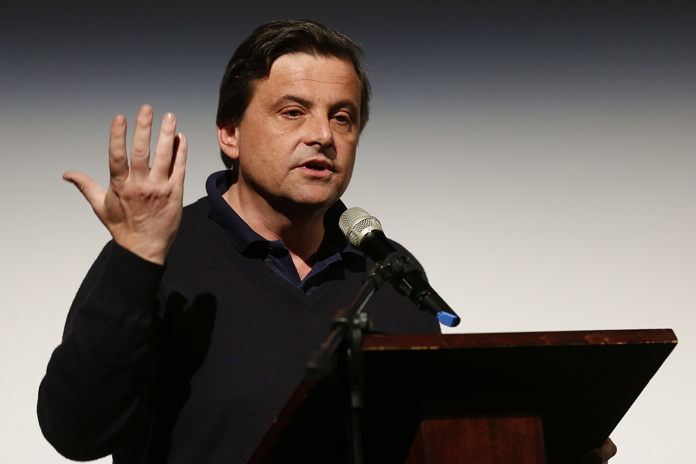 Calenda: “Schiaffi a figli? Ogni tanto servono”. Ma l’ironia gli sfugge di mano