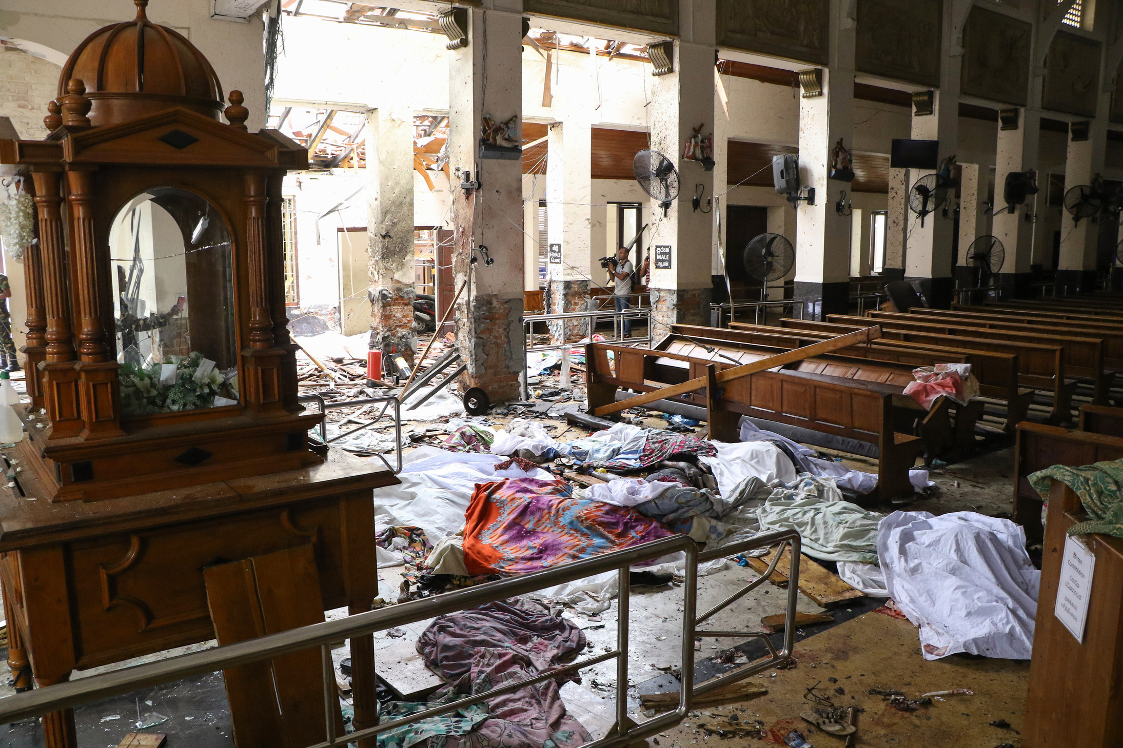 Attacchi in Sri Lanka, otto esplosioni in chiese e hotel: almeno 207 morti. Arrestati sette presunti attentatori