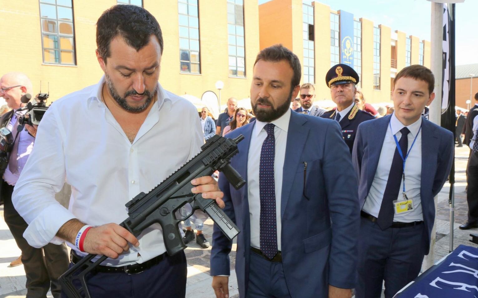 “Fango sulla Lega, ma noi siamo armati”: ecco Salvini con il mitra sui social