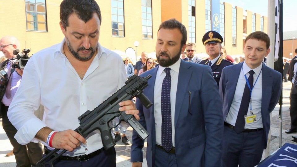 Foto con il mitra, Salvini: “Le polemiche sono fondate sul nulla”