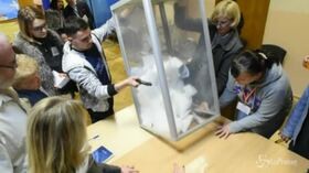 Ucraina, lo spoglio dei voti per le presidenziali: vince Zelensky