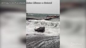 Maltempo in Sicilia, la forza delle onde danneggia il pontile a Lipari