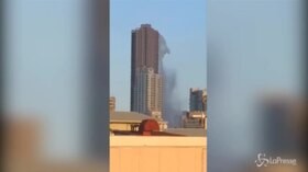 Il grattacielo oscilla per il terremoto e la piscina si svuota come una cascata