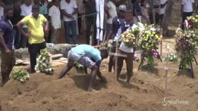 Sri Lanka, lutto nazionale e prime sepolture: il Paese commemora le vittime