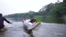 Foto di matrimonio in India, gli sposi finiscono in acqua