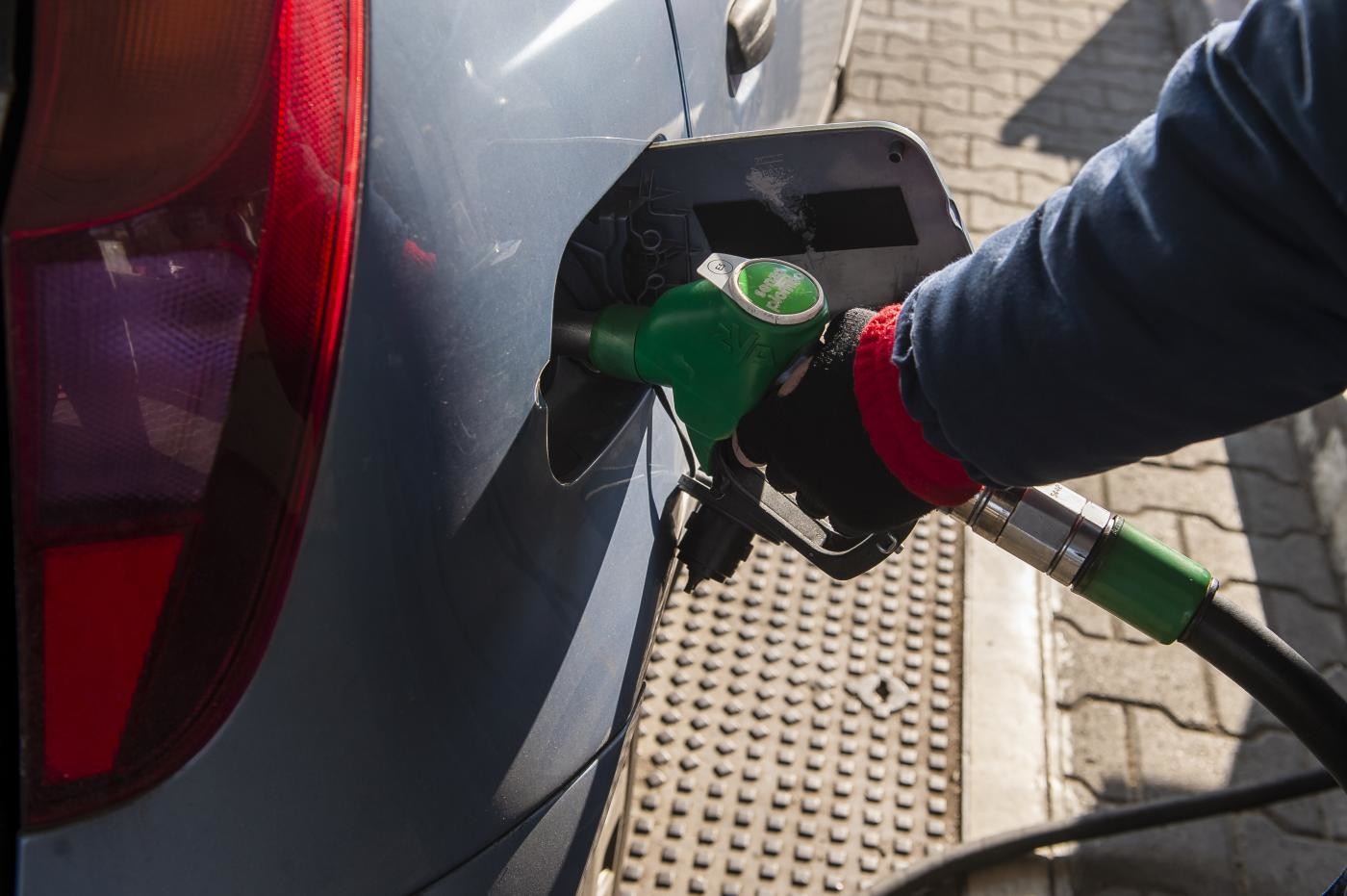 Salgono i prezzi della benzina: fino a 2 euro al litro