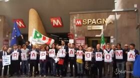 Roma, flash mob del Pd contro la chiusura delle stazioni metro