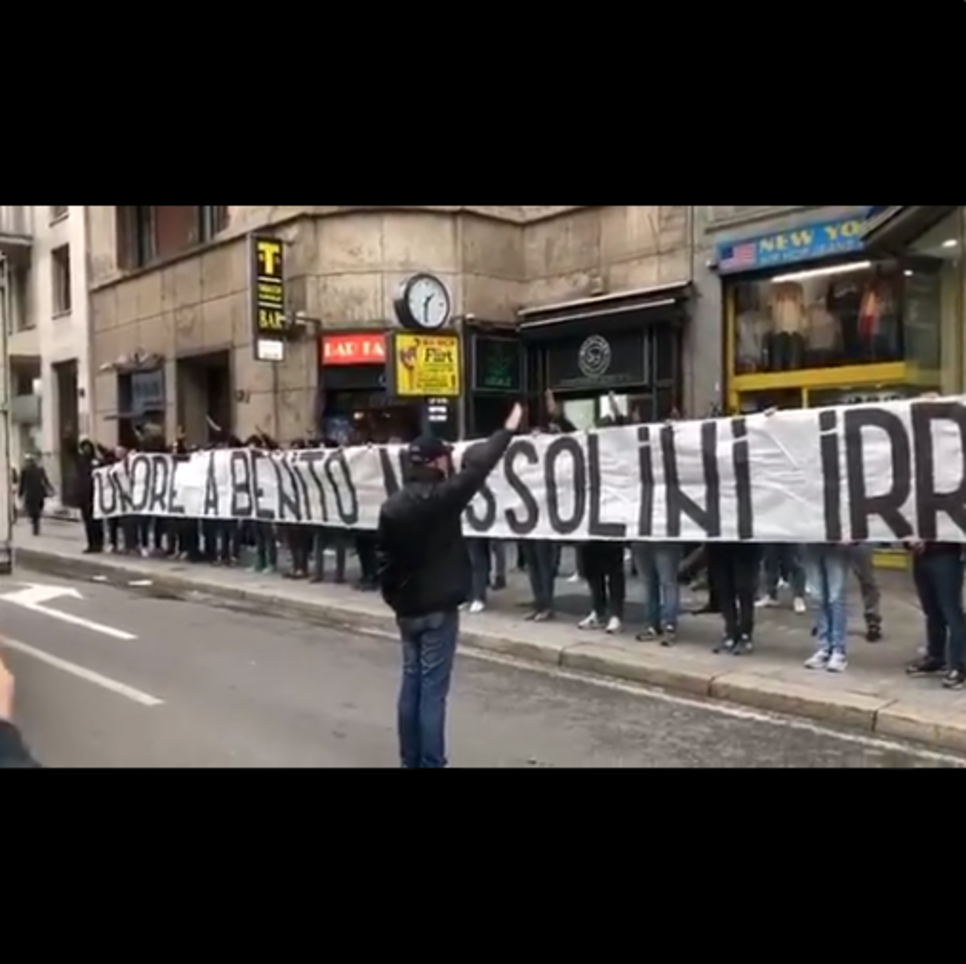 “Onore a Mussolini”: lo striscione neofascista dei tifosi della Lazio a Milano