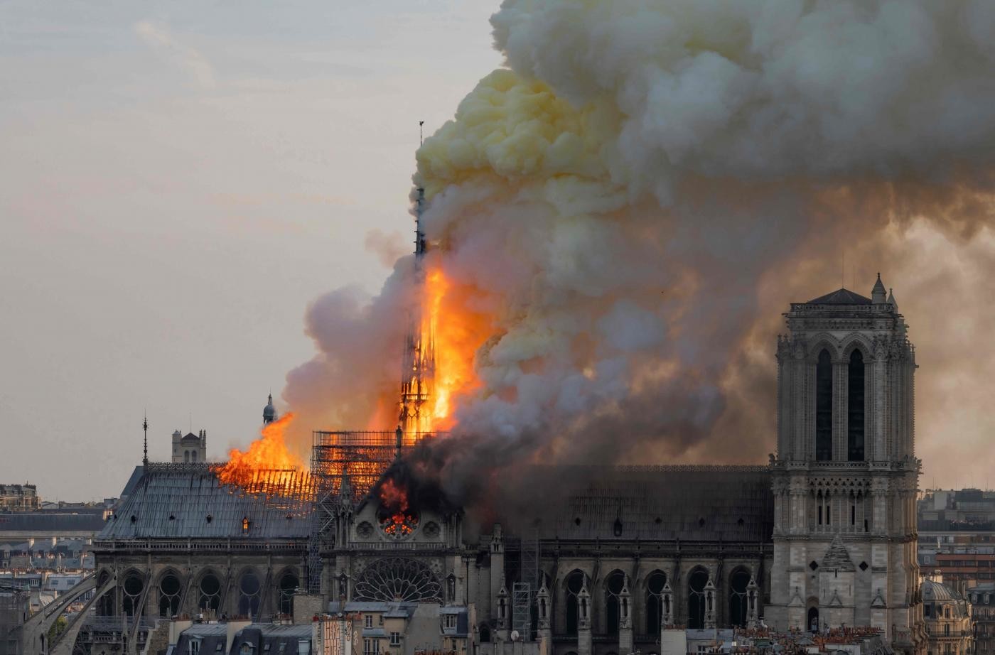 Notre-Dame, l’impresa edile: “Operai fumavano sull’impalcatura, ma nessun legame con il rogo”