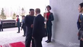 Summit Putin-Kim, stretta di mano a Vladivostok